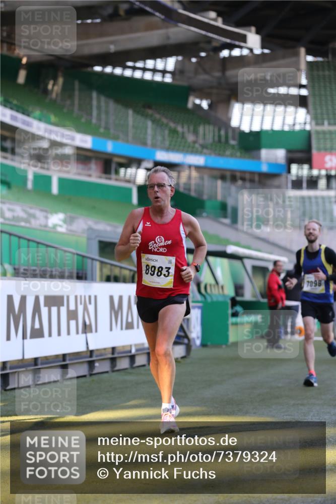 06.10.2024 - 19. swb-Marathon Bremen Yannick Fuchs http://msf.ph/oto/7379324 06.10.2024 10:19:51 Laufen im Stadion 7098, 8139, 8423, 8442, 8531, 8577, 8655, 8788, 8791, 8938, 8983 meine-sportfotos.de