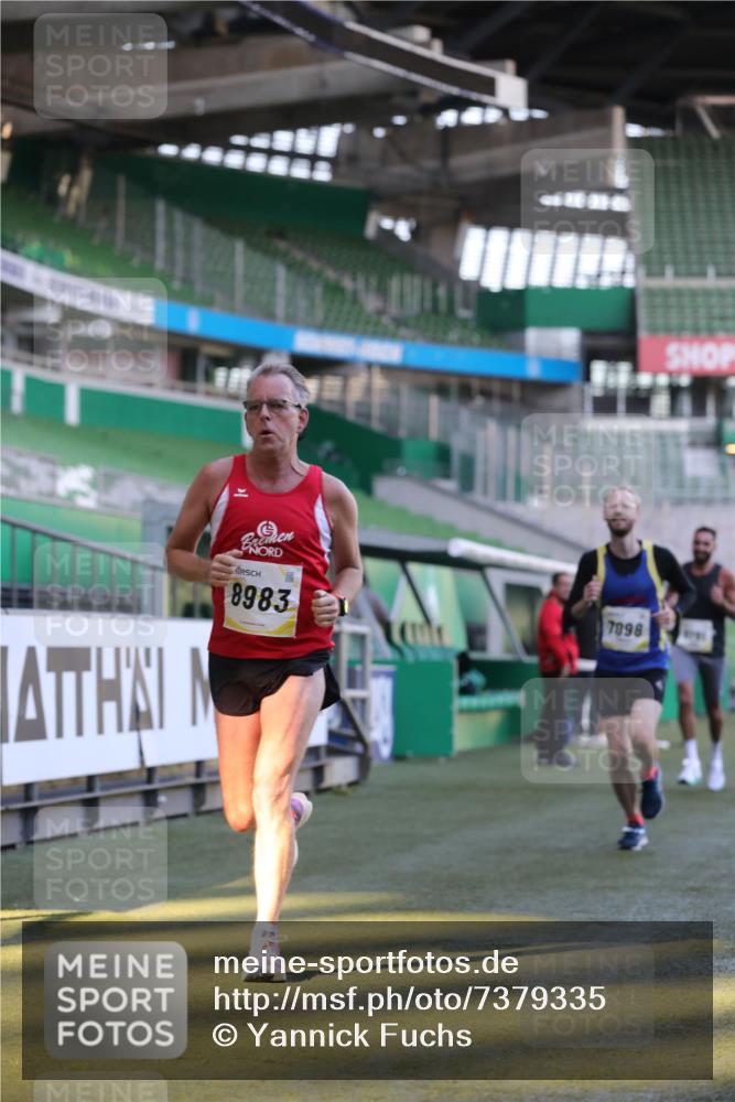 06.10.2024 - 19. swb-Marathon Bremen Yannick Fuchs http://msf.ph/oto/7379335 06.10.2024 10:19:51 Laufen im Stadion 7098, 8139, 8423, 8442, 8531, 8577, 8655, 8788, 8791, 8938, 8983 meine-sportfotos.de