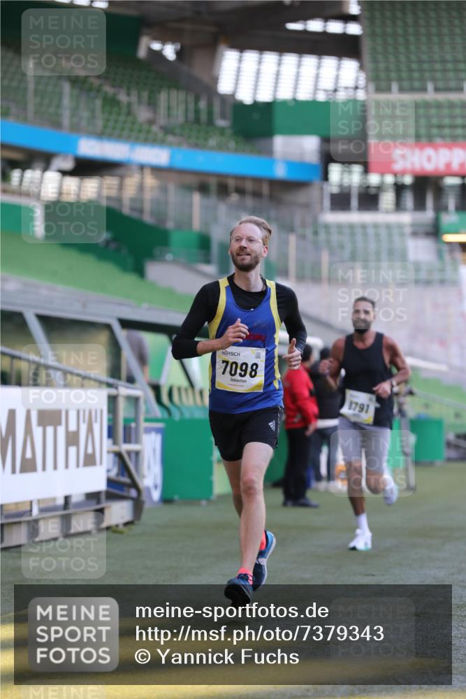 06.10.2024 - 19. swb-Marathon Bremen Yannick Fuchs http://msf.ph/oto/7379343 06.10.2024 10:19:52 Laufen im Stadion 7098, 8139, 8423, 8442, 8531, 8577, 8655, 8788, 8791, 8938, 8983 meine-sportfotos.de