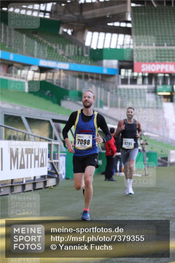 06.10.2024 - 19. swb-Marathon Bremen Yannick Fuchs http://msf.ph/oto/7379355 06.10.2024 10:19:52 Laufen im Stadion 7098, 8139, 8423, 8442, 8531, 8577, 8655, 8788, 8791, 8938, 8983 meine-sportfotos.de