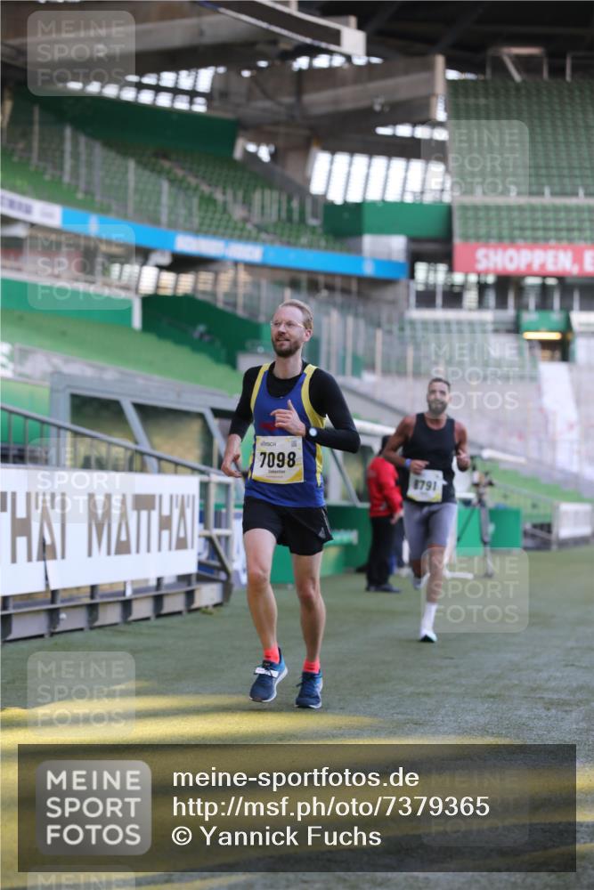 06.10.2024 - 19. swb-Marathon Bremen Yannick Fuchs http://msf.ph/oto/7379365 06.10.2024 10:19:52 Laufen im Stadion 7098, 8139, 8423, 8442, 8531, 8577, 8655, 8788, 8791, 8938, 8983 meine-sportfotos.de