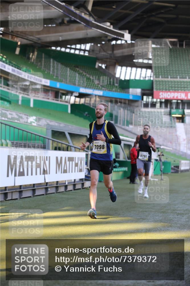 06.10.2024 - 19. swb-Marathon Bremen Yannick Fuchs http://msf.ph/oto/7379372 06.10.2024 10:19:52 Laufen im Stadion 7098, 8139, 8423, 8442, 8531, 8577, 8655, 8788, 8791, 8938, 8983 meine-sportfotos.de