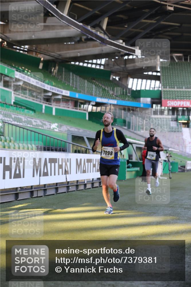 06.10.2024 - 19. swb-Marathon Bremen Yannick Fuchs http://msf.ph/oto/7379381 06.10.2024 10:19:53 Laufen im Stadion 7098, 8139, 8423, 8442, 8531, 8577, 8655, 8788, 8791, 8938, 8983 meine-sportfotos.de