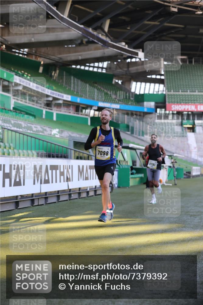 06.10.2024 - 19. swb-Marathon Bremen Yannick Fuchs http://msf.ph/oto/7379392 06.10.2024 10:19:53 Laufen im Stadion 7098, 8139, 8423, 8442, 8531, 8577, 8655, 8788, 8791, 8938, 8983 meine-sportfotos.de