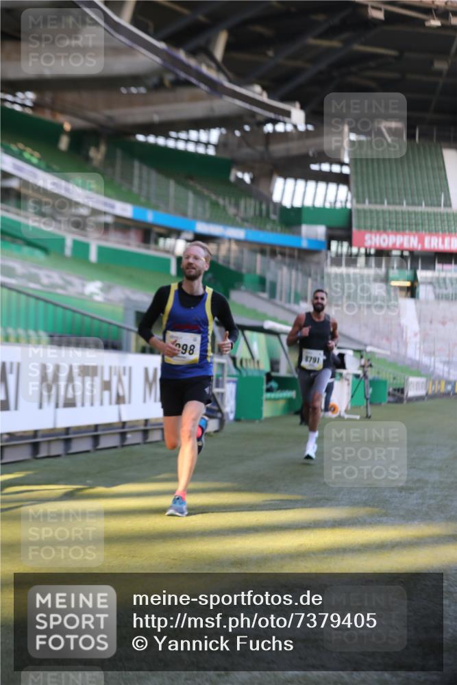 06.10.2024 - 19. swb-Marathon Bremen Yannick Fuchs http://msf.ph/oto/7379405 06.10.2024 10:19:53 Laufen im Stadion 7098, 8139, 8423, 8442, 8531, 8577, 8655, 8788, 8791, 8938, 8983 meine-sportfotos.de