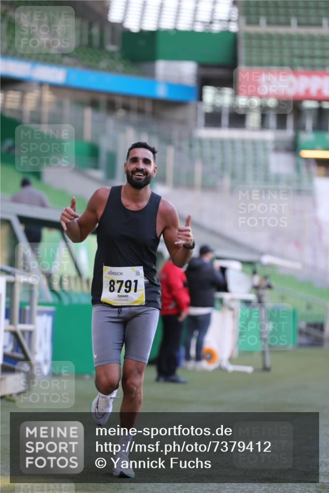 06.10.2024 - 19. swb-Marathon Bremen Yannick Fuchs http://msf.ph/oto/7379412 06.10.2024 10:19:54 Laufen im Stadion 7098, 8139, 8423, 8442, 8531, 8577, 8655, 8681, 8788, 8791, 8938, 8983 meine-sportfotos.de