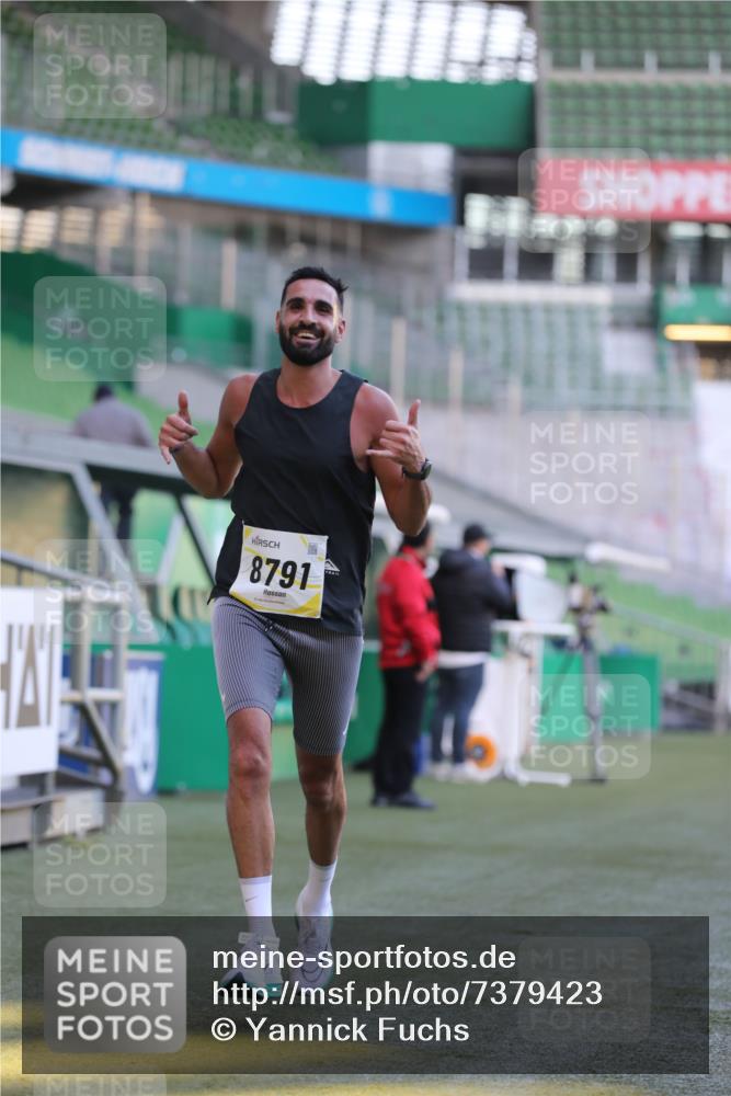 06.10.2024 - 19. swb-Marathon Bremen Yannick Fuchs http://msf.ph/oto/7379423 06.10.2024 10:19:54 Laufen im Stadion 7098, 8139, 8423, 8442, 8531, 8577, 8655, 8681, 8788, 8791, 8938, 8983 meine-sportfotos.de