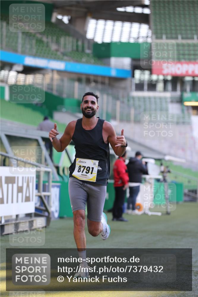 06.10.2024 - 19. swb-Marathon Bremen Yannick Fuchs http://msf.ph/oto/7379432 06.10.2024 10:19:54 Laufen im Stadion 7098, 8139, 8423, 8442, 8531, 8577, 8655, 8681, 8788, 8791, 8938, 8983 meine-sportfotos.de
