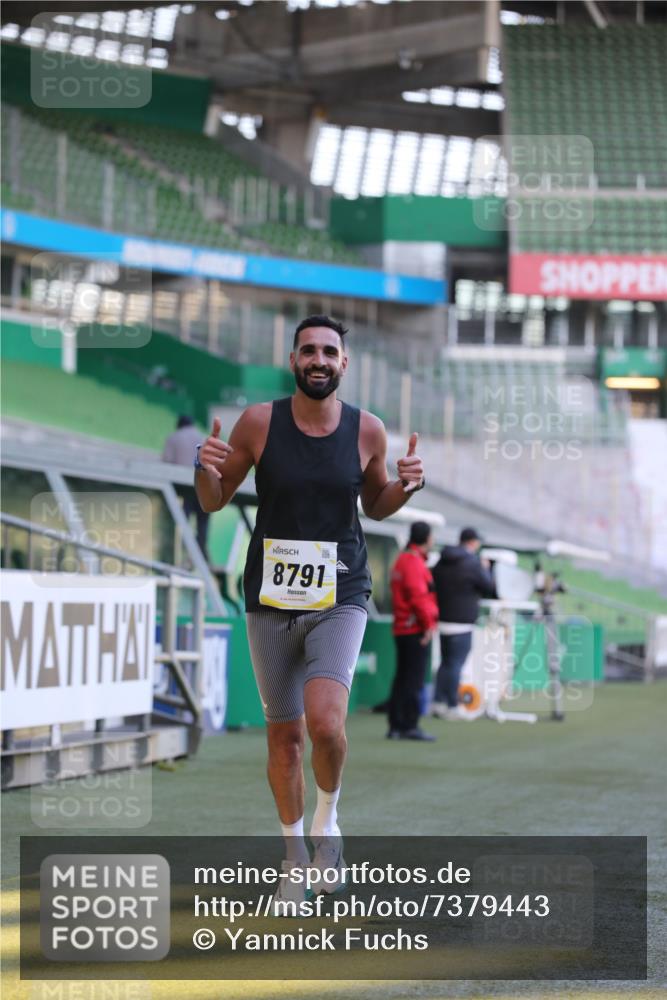 06.10.2024 - 19. swb-Marathon Bremen Yannick Fuchs http://msf.ph/oto/7379443 06.10.2024 10:19:54 Laufen im Stadion 7098, 8139, 8423, 8442, 8531, 8577, 8655, 8681, 8788, 8791, 8938, 8983 meine-sportfotos.de