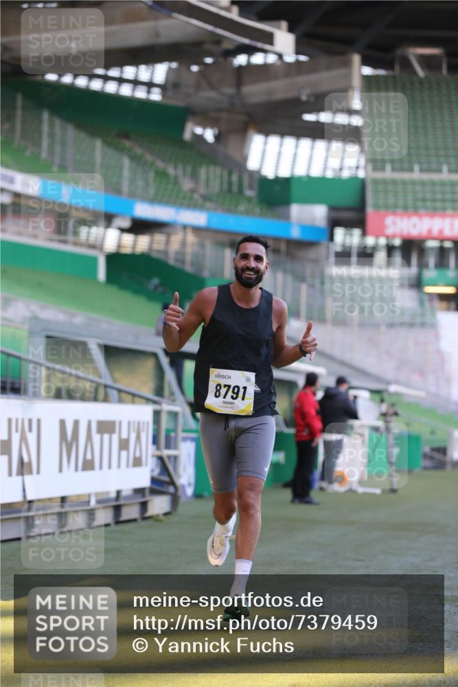 06.10.2024 - 19. swb-Marathon Bremen Yannick Fuchs http://msf.ph/oto/7379459 06.10.2024 10:19:54 Laufen im Stadion 7098, 8139, 8423, 8442, 8531, 8577, 8655, 8681, 8788, 8791, 8938, 8983 meine-sportfotos.de