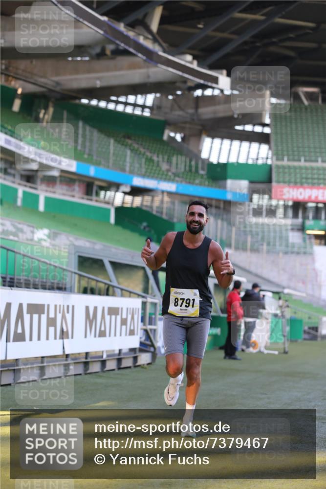 06.10.2024 - 19. swb-Marathon Bremen Yannick Fuchs http://msf.ph/oto/7379467 06.10.2024 10:19:54 Laufen im Stadion 7098, 8139, 8423, 8442, 8531, 8577, 8655, 8681, 8788, 8791, 8938, 8983 meine-sportfotos.de