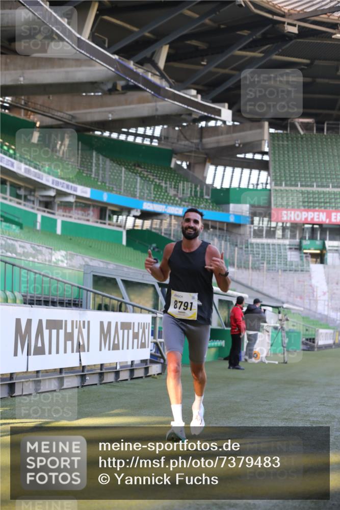 06.10.2024 - 19. swb-Marathon Bremen Yannick Fuchs http://msf.ph/oto/7379483 06.10.2024 10:19:55 Laufen im Stadion 7098, 8139, 8423, 8442, 8531, 8577, 8655, 8681, 8788, 8791, 8938, 8983 meine-sportfotos.de