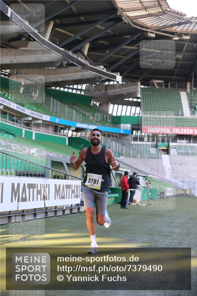 06.10.2024 - 19. swb-Marathon Bremen Yannick Fuchs http://msf.ph/oto/7379490 06.10.2024 10:19:55 Laufen im Stadion 7098, 8139, 8423, 8442, 8531, 8577, 8655, 8681, 8788, 8791, 8938, 8983 meine-sportfotos.de