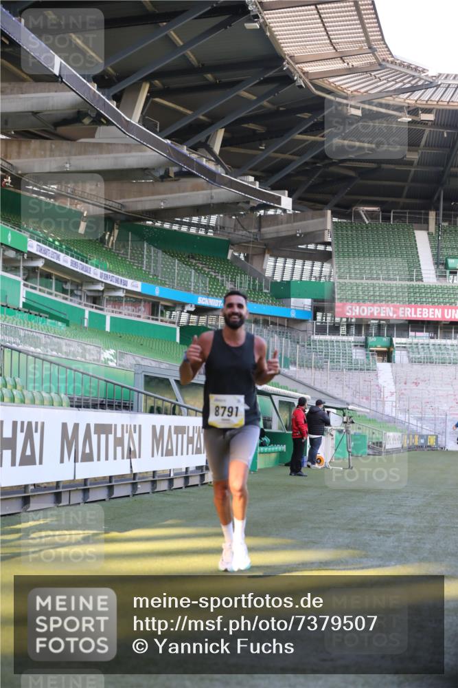 06.10.2024 - 19. swb-Marathon Bremen Yannick Fuchs http://msf.ph/oto/7379507 06.10.2024 10:19:55 Laufen im Stadion 7098, 8139, 8423, 8442, 8531, 8577, 8655, 8681, 8788, 8791, 8938, 8983 meine-sportfotos.de
