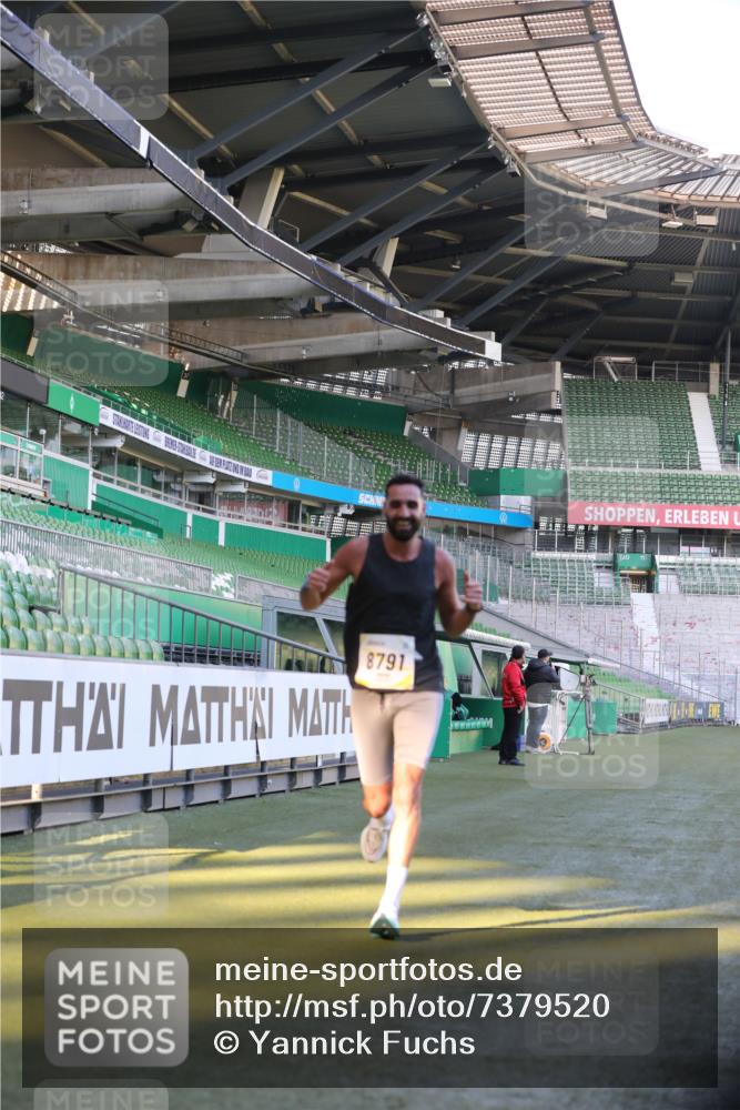 06.10.2024 - 19. swb-Marathon Bremen Yannick Fuchs http://msf.ph/oto/7379520 06.10.2024 10:19:55 Laufen im Stadion 7098, 8139, 8423, 8442, 8531, 8577, 8655, 8681, 8788, 8791, 8938, 8983 meine-sportfotos.de