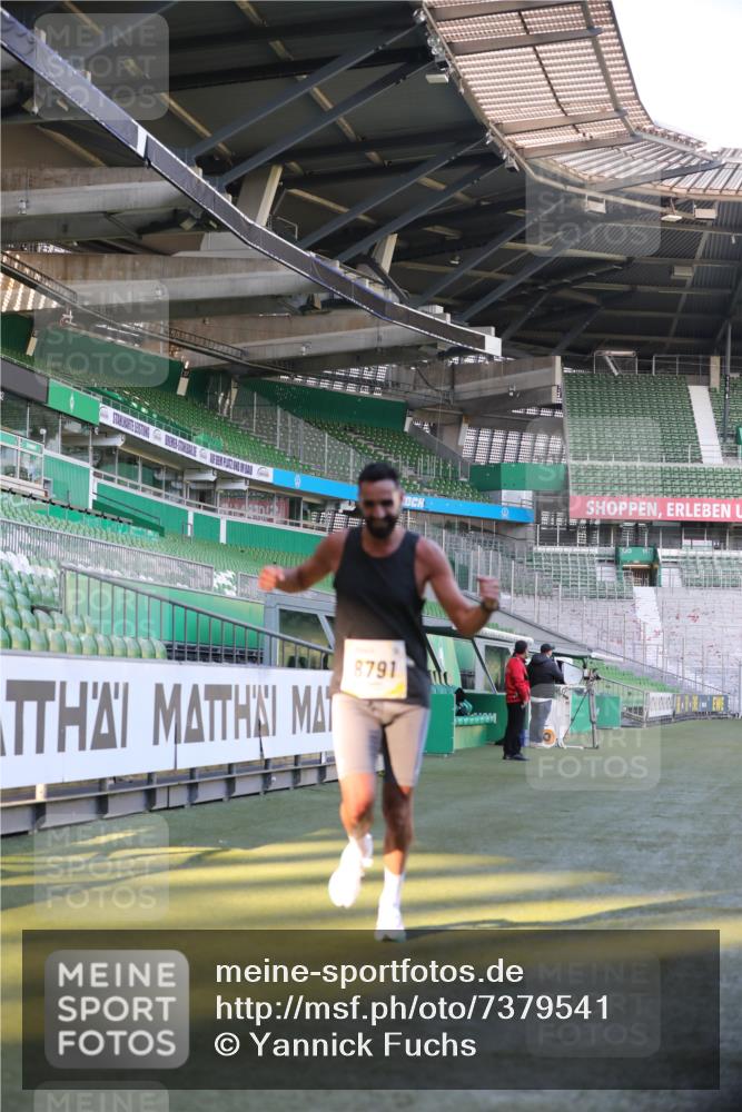 06.10.2024 - 19. swb-Marathon Bremen Yannick Fuchs http://msf.ph/oto/7379541 06.10.2024 10:19:55 Laufen im Stadion 7098, 8139, 8423, 8442, 8531, 8577, 8655, 8681, 8788, 8791, 8938, 8983 meine-sportfotos.de