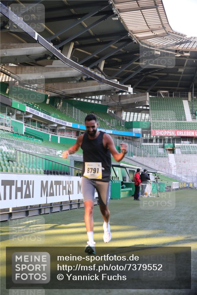 06.10.2024 - 19. swb-Marathon Bremen Yannick Fuchs http://msf.ph/oto/7379552 06.10.2024 10:19:55 Laufen im Stadion 7098, 8139, 8423, 8442, 8531, 8577, 8655, 8681, 8788, 8791, 8938, 8983 meine-sportfotos.de