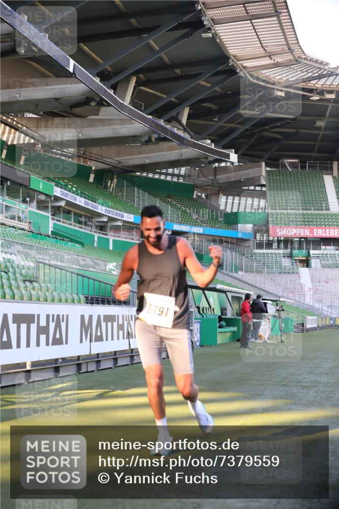 06.10.2024 - 19. swb-Marathon Bremen Yannick Fuchs http://msf.ph/oto/7379559 06.10.2024 10:19:55 Laufen im Stadion 7098, 8139, 8423, 8442, 8531, 8577, 8655, 8681, 8788, 8791, 8938, 8983 meine-sportfotos.de