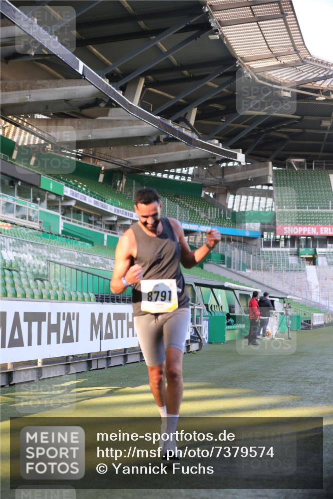 06.10.2024 - 19. swb-Marathon Bremen Yannick Fuchs http://msf.ph/oto/7379574 06.10.2024 10:19:56 Laufen im Stadion 7098, 8139, 8423, 8442, 8531, 8577, 8655, 8681, 8788, 8791, 8938, 8983 meine-sportfotos.de