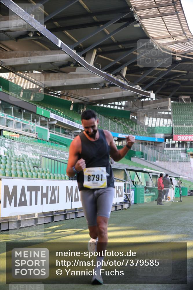 06.10.2024 - 19. swb-Marathon Bremen Yannick Fuchs http://msf.ph/oto/7379585 06.10.2024 10:19:56 Laufen im Stadion 7098, 8139, 8423, 8442, 8531, 8577, 8655, 8681, 8788, 8791, 8938, 8983 meine-sportfotos.de