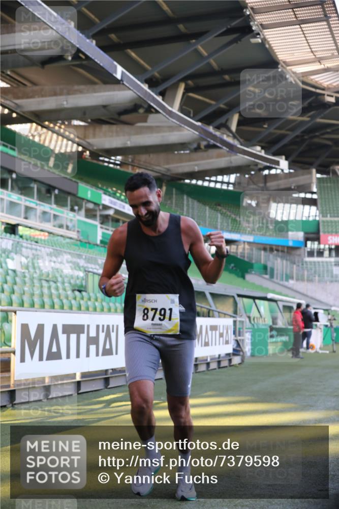 06.10.2024 - 19. swb-Marathon Bremen Yannick Fuchs http://msf.ph/oto/7379598 06.10.2024 10:19:56 Laufen im Stadion 7098, 8139, 8423, 8442, 8531, 8577, 8655, 8681, 8788, 8791, 8938, 8983 meine-sportfotos.de
