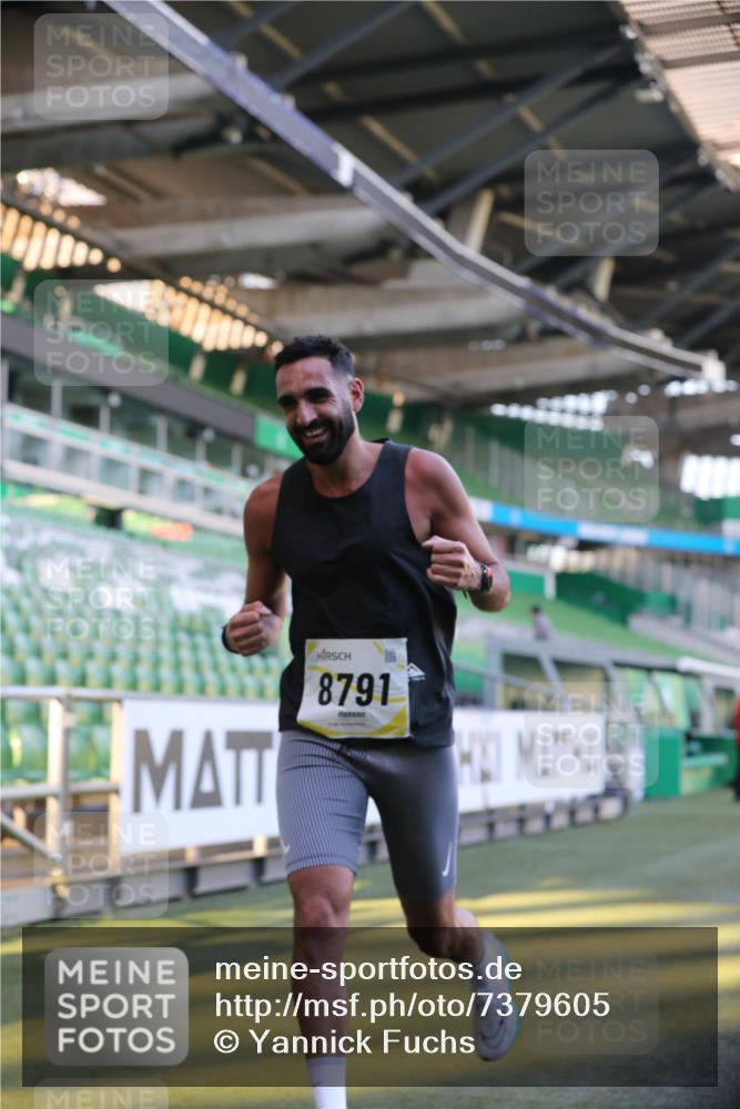 06.10.2024 - 19. swb-Marathon Bremen Yannick Fuchs http://msf.ph/oto/7379605 06.10.2024 10:19:56 Laufen im Stadion 7098, 8139, 8423, 8442, 8531, 8577, 8655, 8681, 8788, 8791, 8938, 8983 meine-sportfotos.de