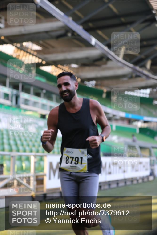 06.10.2024 - 19. swb-Marathon Bremen Yannick Fuchs http://msf.ph/oto/7379612 06.10.2024 10:19:56 Laufen im Stadion 7098, 8139, 8423, 8442, 8531, 8577, 8655, 8681, 8788, 8791, 8938, 8983 meine-sportfotos.de