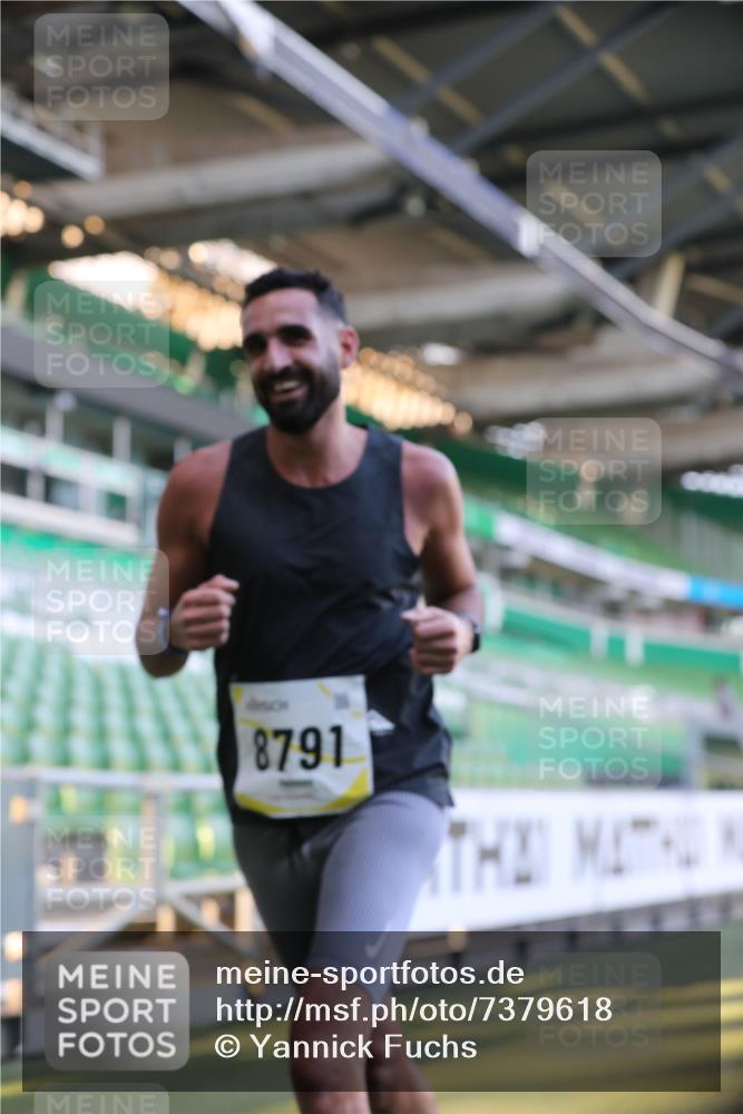 06.10.2024 - 19. swb-Marathon Bremen Yannick Fuchs http://msf.ph/oto/7379618 06.10.2024 10:19:56 Laufen im Stadion 7098, 8139, 8423, 8442, 8531, 8577, 8655, 8681, 8788, 8791, 8938, 8983 meine-sportfotos.de