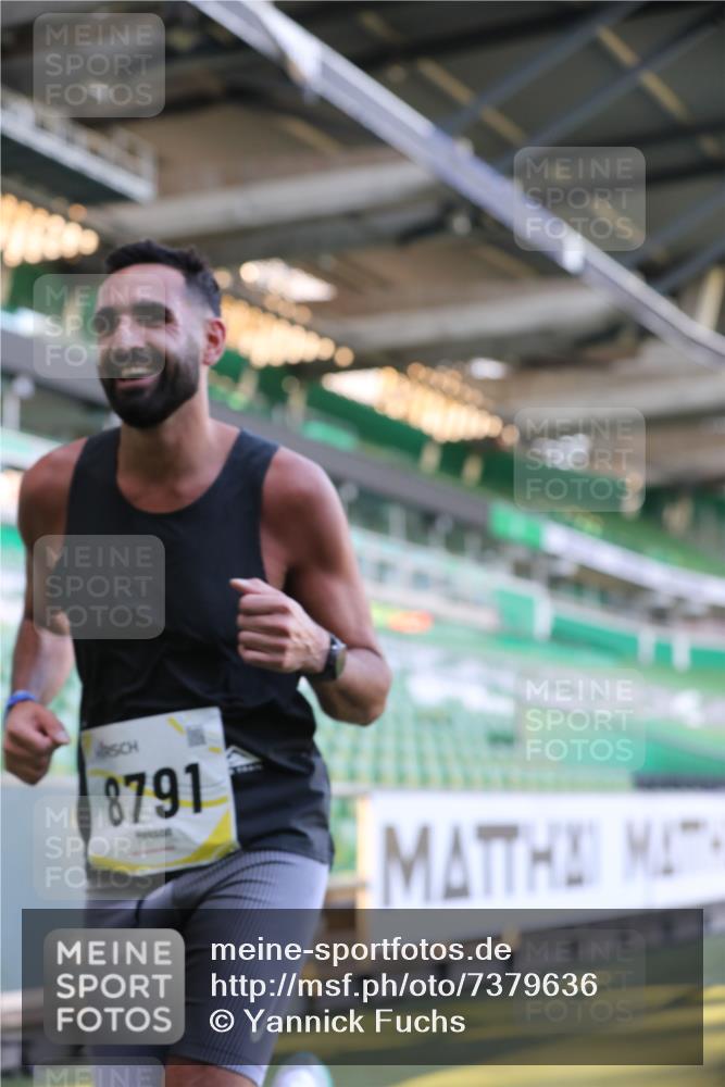 06.10.2024 - 19. swb-Marathon Bremen Yannick Fuchs http://msf.ph/oto/7379636 06.10.2024 10:19:56 Laufen im Stadion 7098, 8139, 8423, 8442, 8531, 8577, 8655, 8681, 8788, 8791, 8938, 8983 meine-sportfotos.de