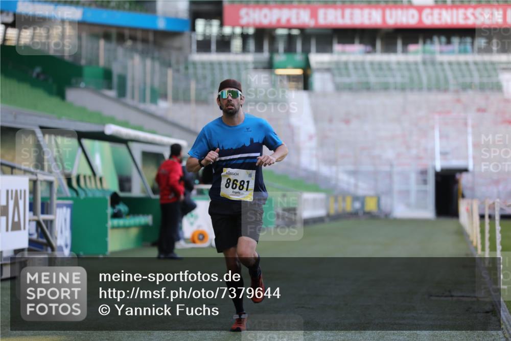 06.10.2024 - 19. swb-Marathon Bremen Yannick Fuchs http://msf.ph/oto/7379644 06.10.2024 10:20:01 Laufen im Stadion 7098, 8423, 8442, 8531, 8577, 8655, 8681, 8788, 8791, 8938, 8983 meine-sportfotos.de