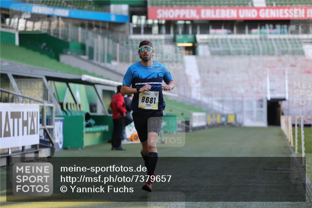 06.10.2024 - 19. swb-Marathon Bremen Yannick Fuchs http://msf.ph/oto/7379657 06.10.2024 10:20:01 Laufen im Stadion 7098, 8423, 8442, 8531, 8577, 8655, 8681, 8788, 8791, 8938, 8983 meine-sportfotos.de