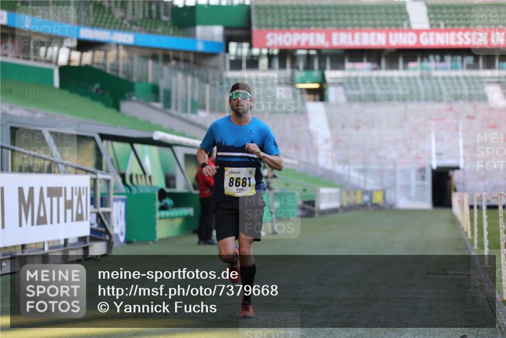 06.10.2024 - 19. swb-Marathon Bremen Yannick Fuchs http://msf.ph/oto/7379668 06.10.2024 10:20:01 Laufen im Stadion 7098, 8423, 8442, 8531, 8577, 8655, 8681, 8788, 8791, 8938, 8983 meine-sportfotos.de
