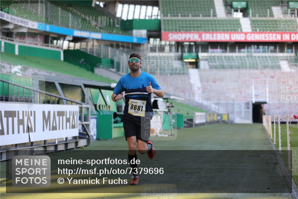 06.10.2024 - 19. swb-Marathon Bremen Yannick Fuchs http://msf.ph/oto/7379696 06.10.2024 10:20:01 Laufen im Stadion 7098, 8423, 8442, 8531, 8577, 8655, 8681, 8788, 8791, 8938, 8983 meine-sportfotos.de