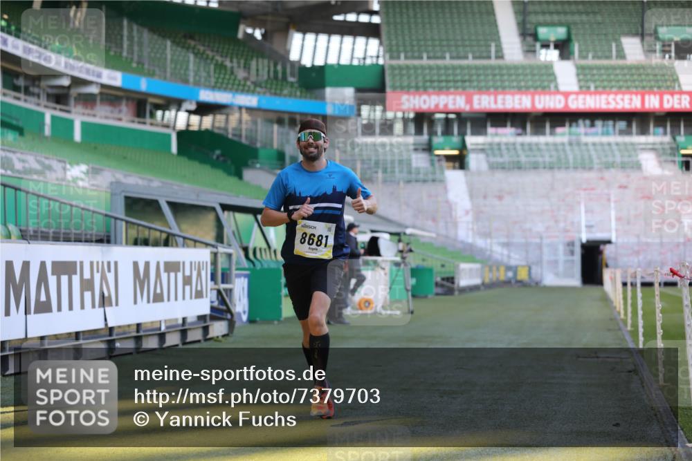 06.10.2024 - 19. swb-Marathon Bremen Yannick Fuchs http://msf.ph/oto/7379703 06.10.2024 10:20:02 Laufen im Stadion 7098, 8423, 8442, 8531, 8577, 8655, 8681, 8788, 8791, 8938, 8983 meine-sportfotos.de