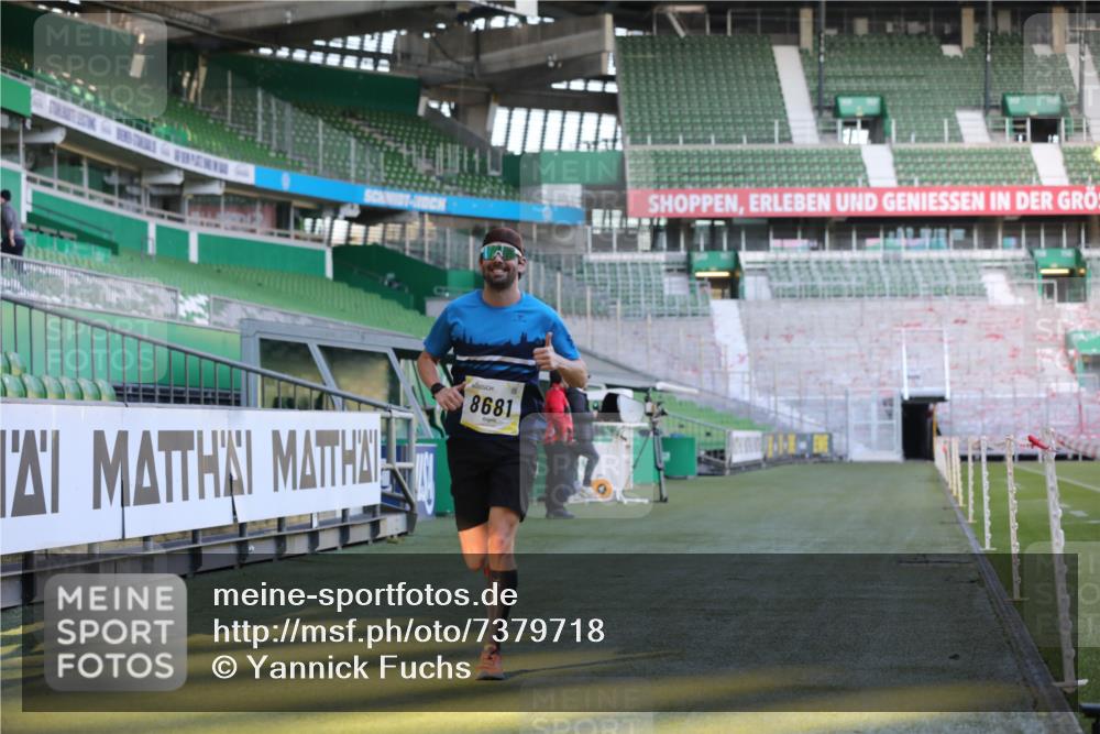 06.10.2024 - 19. swb-Marathon Bremen Yannick Fuchs http://msf.ph/oto/7379718 06.10.2024 10:20:02 Laufen im Stadion 7098, 8423, 8442, 8531, 8577, 8655, 8681, 8788, 8791, 8938, 8983 meine-sportfotos.de