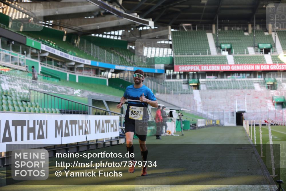 06.10.2024 - 19. swb-Marathon Bremen Yannick Fuchs http://msf.ph/oto/7379734 06.10.2024 10:20:02 Laufen im Stadion 7098, 8423, 8442, 8531, 8577, 8655, 8681, 8788, 8791, 8938, 8983 meine-sportfotos.de