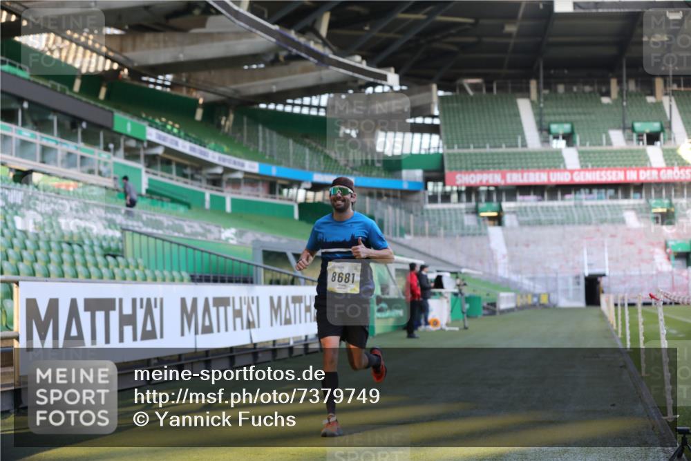 06.10.2024 - 19. swb-Marathon Bremen Yannick Fuchs http://msf.ph/oto/7379749 06.10.2024 10:20:02 Laufen im Stadion 7098, 8423, 8442, 8531, 8577, 8655, 8681, 8788, 8791, 8938, 8983 meine-sportfotos.de