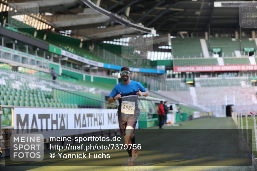 06.10.2024 - 19. swb-Marathon Bremen Yannick Fuchs http://msf.ph/oto/7379756 06.10.2024 10:20:02 Laufen im Stadion 7098, 8423, 8442, 8531, 8577, 8655, 8681, 8788, 8791, 8938, 8983 meine-sportfotos.de