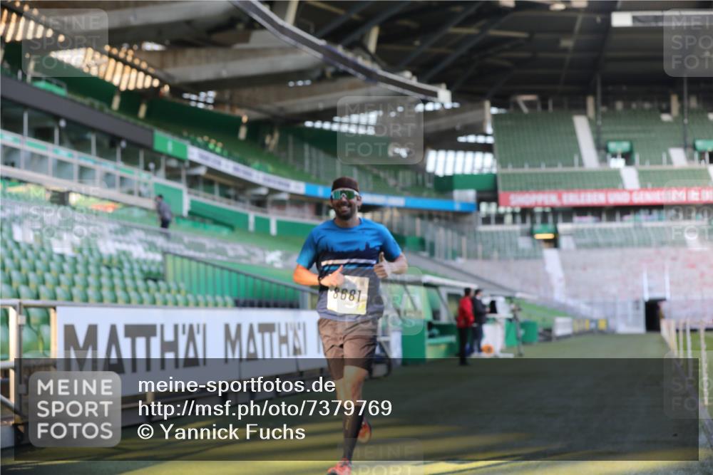 06.10.2024 - 19. swb-Marathon Bremen Yannick Fuchs http://msf.ph/oto/7379769 06.10.2024 10:20:02 Laufen im Stadion 7098, 8423, 8442, 8531, 8577, 8655, 8681, 8788, 8791, 8938, 8983 meine-sportfotos.de