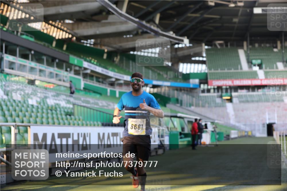 06.10.2024 - 19. swb-Marathon Bremen Yannick Fuchs http://msf.ph/oto/7379777 06.10.2024 10:20:02 Laufen im Stadion 7098, 8423, 8442, 8531, 8577, 8655, 8681, 8788, 8791, 8938, 8983 meine-sportfotos.de