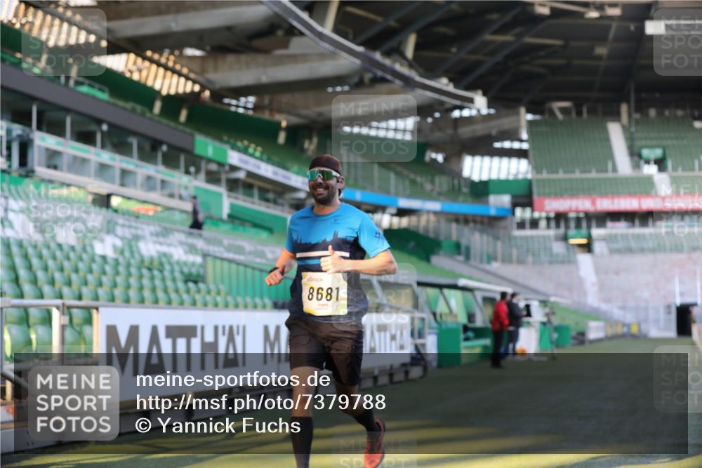 06.10.2024 - 19. swb-Marathon Bremen Yannick Fuchs http://msf.ph/oto/7379788 06.10.2024 10:20:03 Laufen im Stadion 7098, 8423, 8442, 8531, 8577, 8655, 8681, 8788, 8791, 8938, 8983 meine-sportfotos.de