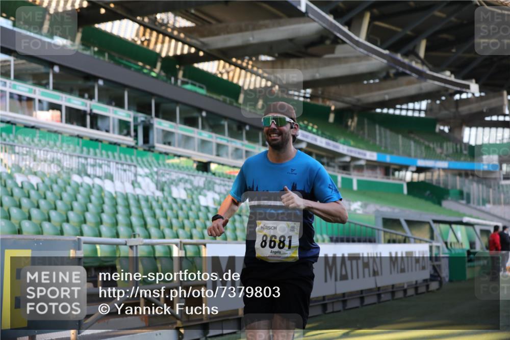 06.10.2024 - 19. swb-Marathon Bremen Yannick Fuchs http://msf.ph/oto/7379803 06.10.2024 10:20:03 Laufen im Stadion 7098, 8423, 8442, 8531, 8577, 8655, 8681, 8788, 8791, 8938, 8983 meine-sportfotos.de
