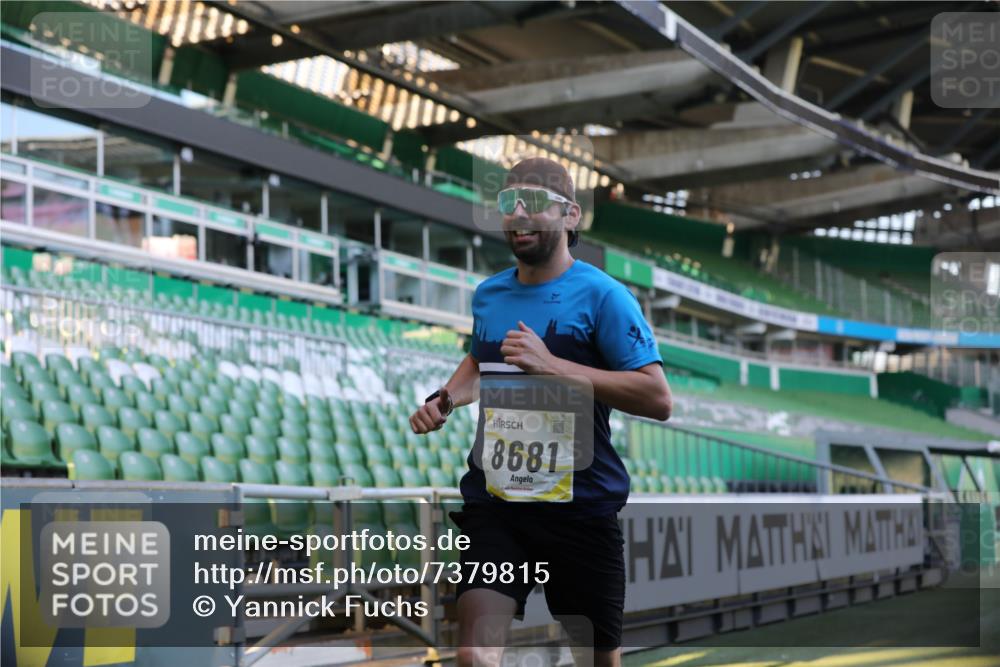 06.10.2024 - 19. swb-Marathon Bremen Yannick Fuchs http://msf.ph/oto/7379815 06.10.2024 10:20:03 Laufen im Stadion 7098, 8423, 8442, 8531, 8577, 8655, 8681, 8788, 8791, 8938, 8983 meine-sportfotos.de