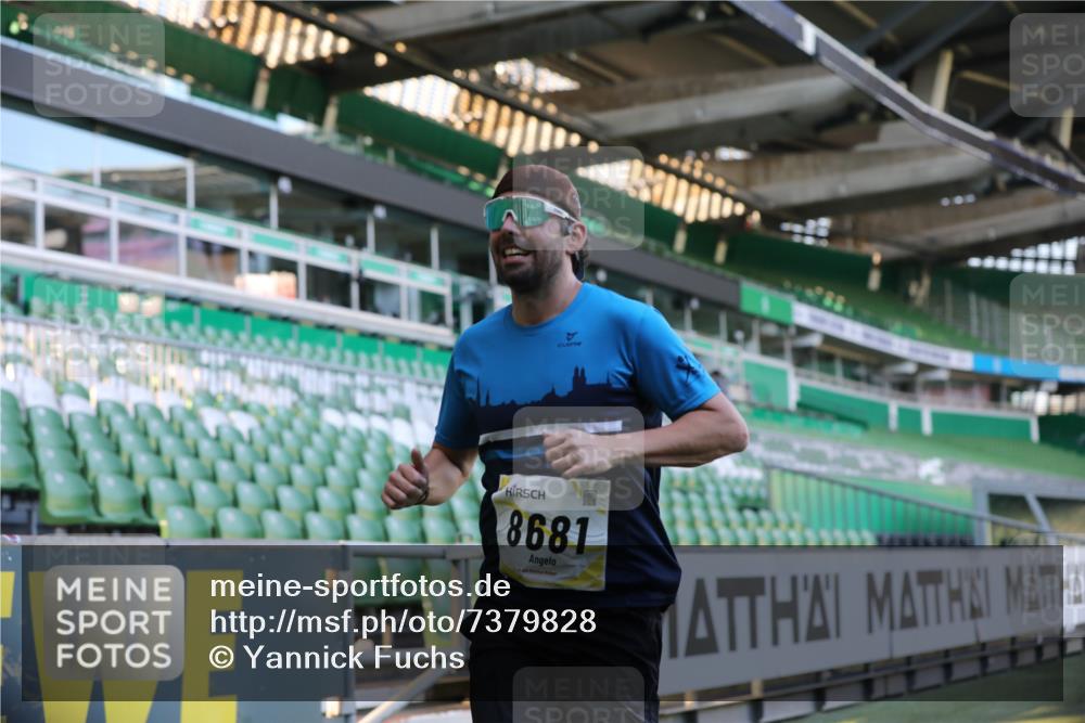 06.10.2024 - 19. swb-Marathon Bremen Yannick Fuchs http://msf.ph/oto/7379828 06.10.2024 10:20:03 Laufen im Stadion 7098, 8423, 8442, 8531, 8577, 8655, 8681, 8788, 8791, 8938, 8983 meine-sportfotos.de