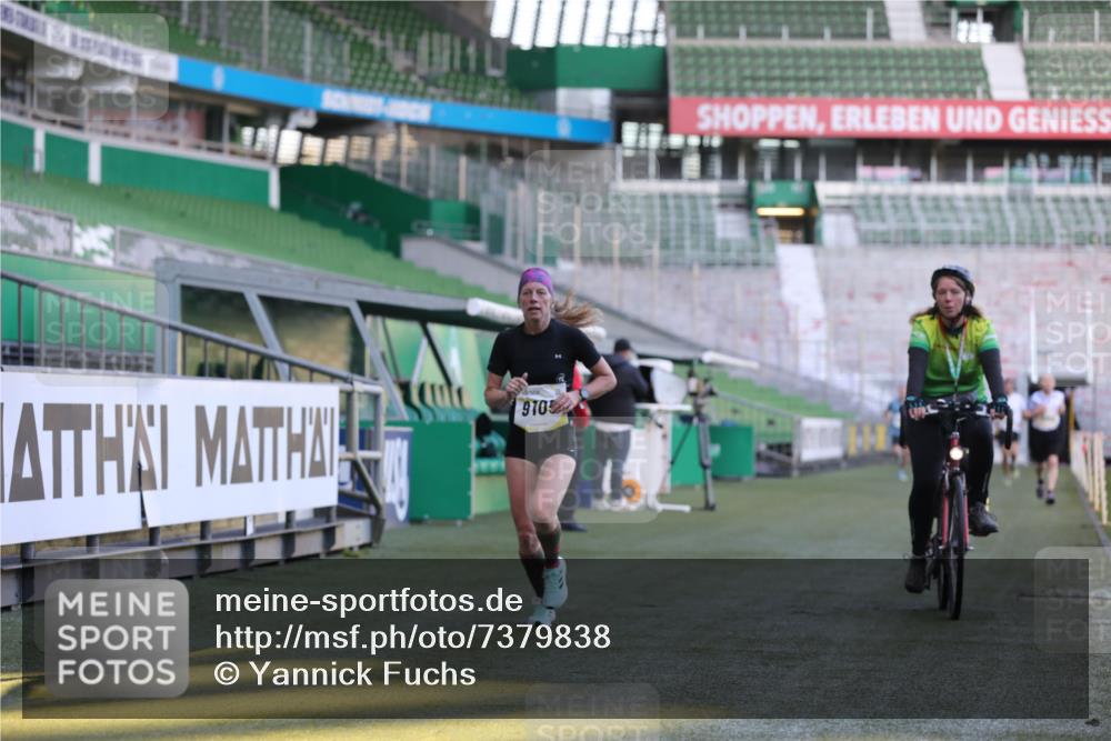 06.10.2024 - 19. swb-Marathon Bremen Yannick Fuchs http://msf.ph/oto/7379838 06.10.2024 10:20:41 Laufen im Stadion 8955, 9105 meine-sportfotos.de