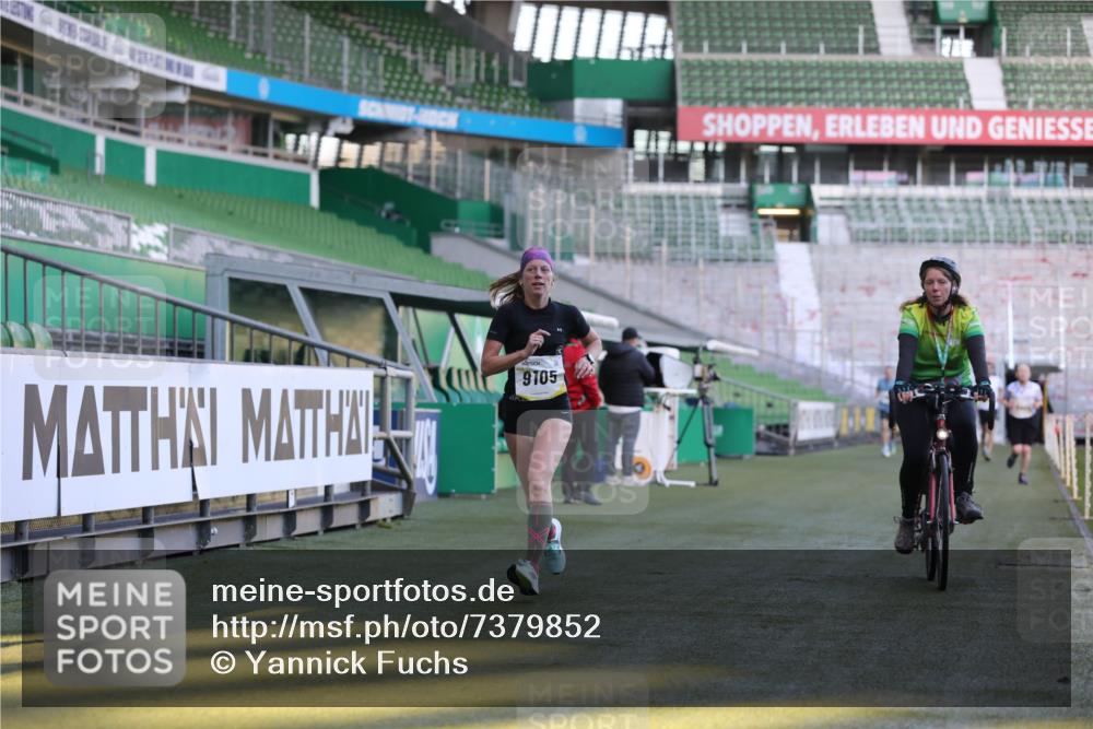 06.10.2024 - 19. swb-Marathon Bremen Yannick Fuchs http://msf.ph/oto/7379852 06.10.2024 10:20:41 Laufen im Stadion 8955, 9105 meine-sportfotos.de