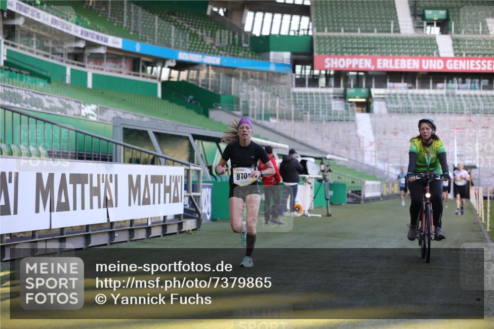 06.10.2024 - 19. swb-Marathon Bremen Yannick Fuchs http://msf.ph/oto/7379865 06.10.2024 10:20:41 Laufen im Stadion 8955, 9105 meine-sportfotos.de