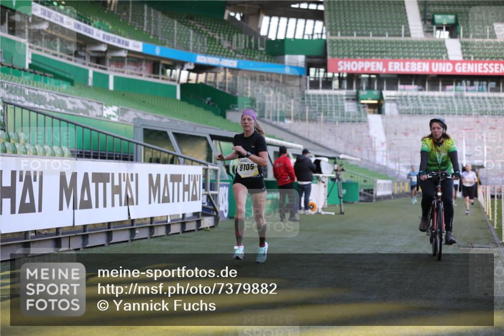 06.10.2024 - 19. swb-Marathon Bremen Yannick Fuchs http://msf.ph/oto/7379882 06.10.2024 10:20:41 Laufen im Stadion 8955, 9105 meine-sportfotos.de