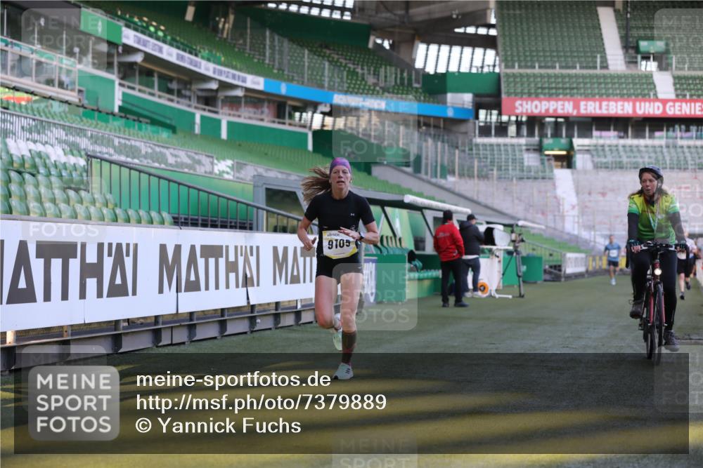 06.10.2024 - 19. swb-Marathon Bremen Yannick Fuchs http://msf.ph/oto/7379889 06.10.2024 10:20:42 Laufen im Stadion 7719, 8955, 9105 meine-sportfotos.de