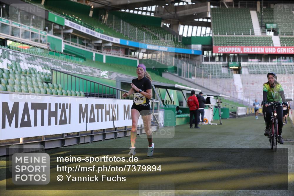 06.10.2024 - 19. swb-Marathon Bremen Yannick Fuchs http://msf.ph/oto/7379894 06.10.2024 10:20:42 Laufen im Stadion 7719, 8955, 9105 meine-sportfotos.de